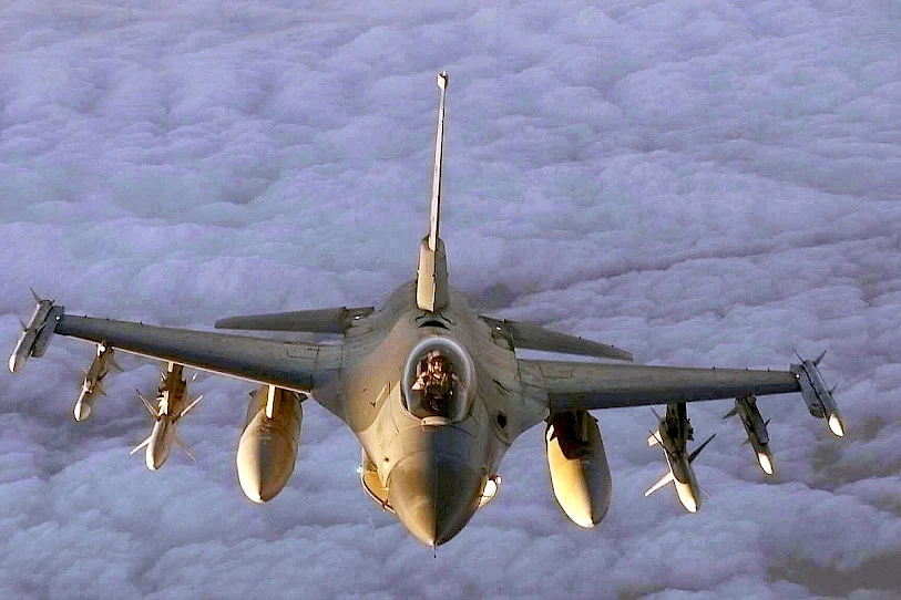 F-16-Kampfjet über Nikosia