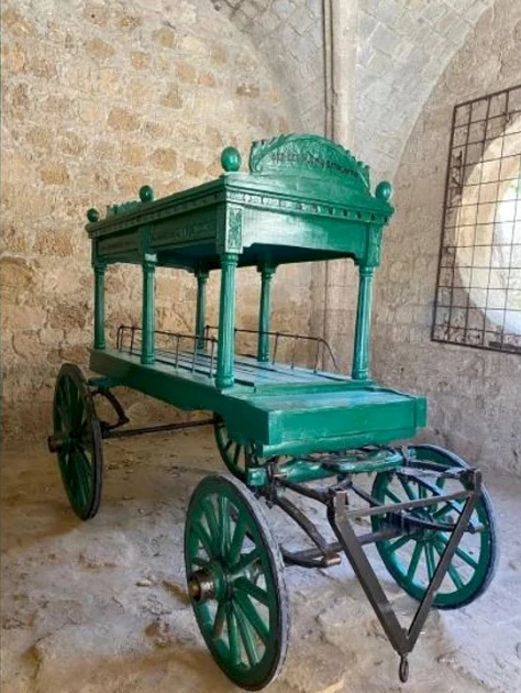 В Фамагусте отреставрировали историческую «погребальную карету» и вернули на место