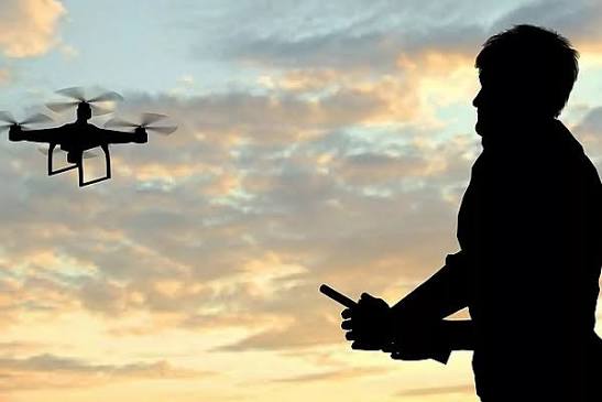 Policija veic pārbaudes ap skolām, izmantojot dronus