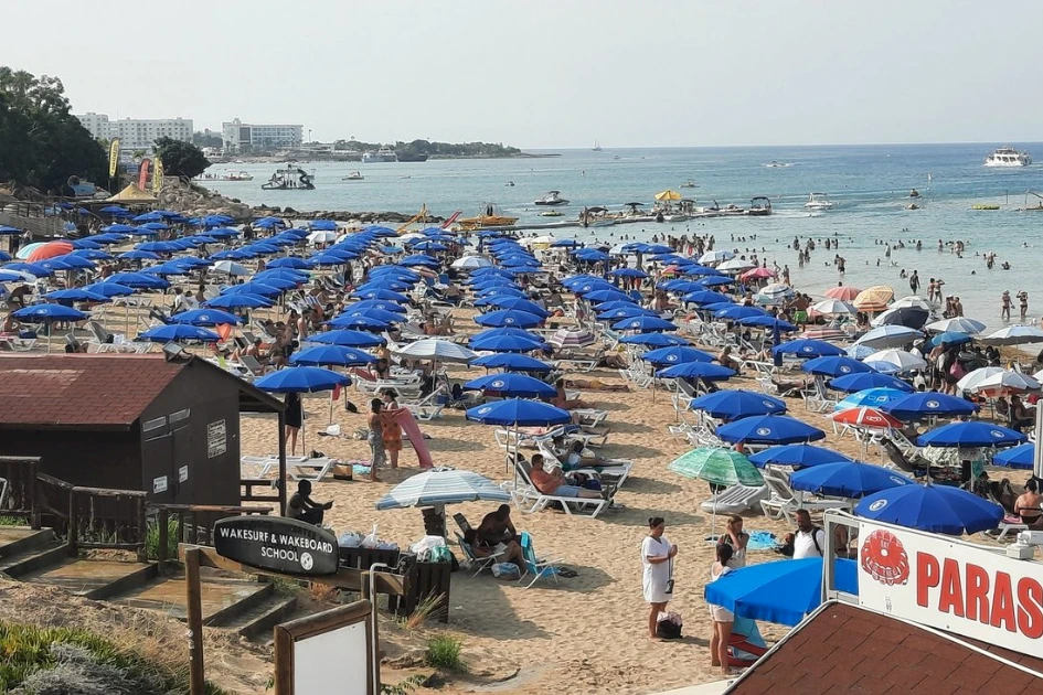 Plaże w Paralimni i Derynii wyposażone w inteligentne szafki do przechowywania rzeczy