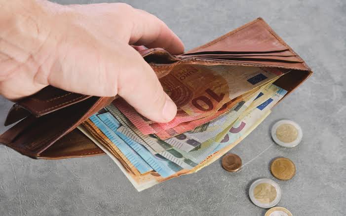 Средняя зарплата на Кипре превысила €2 480