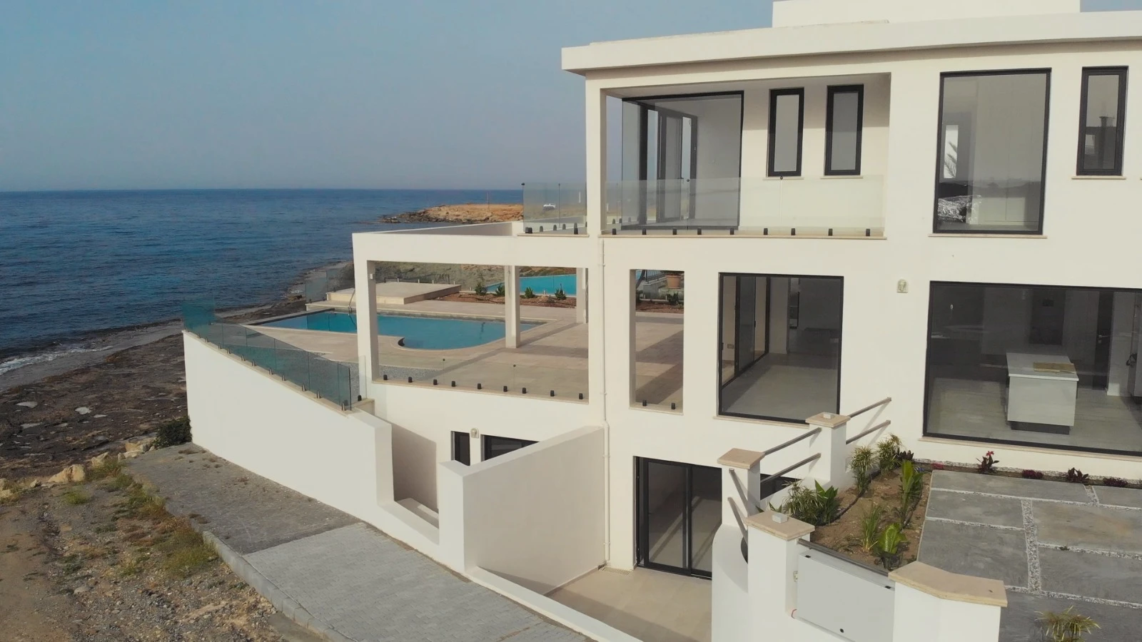 Πολυτελής Παραθαλάσσια Βίλα 4+1 με Ανεξάρτητο Διαμέρισμα 2 Υπνοδωματίων | Καρσιακά, Κερύνεια  Στοιχεία Ακινήτου: