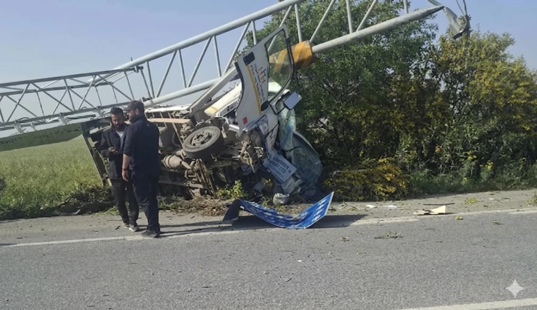 ДТП в Дёртйоле: на автомобиль упала дорожная табличка