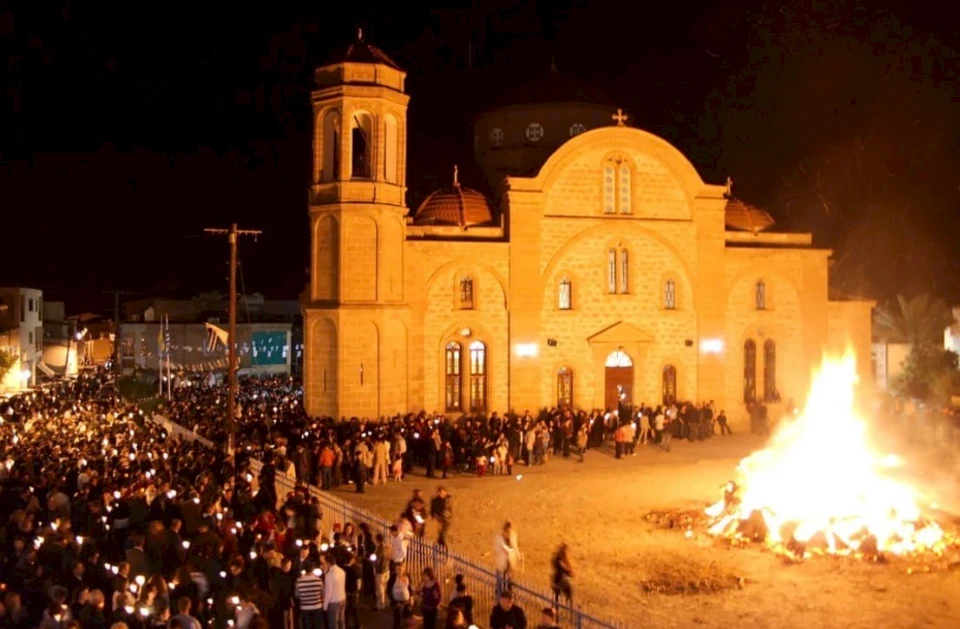 Полиция на Кипре изымает дрова для пасхальных костров