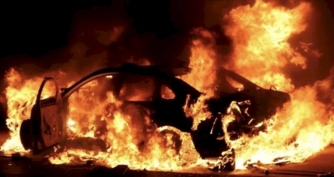 В Арадиппу ночью сгорел автомобиль