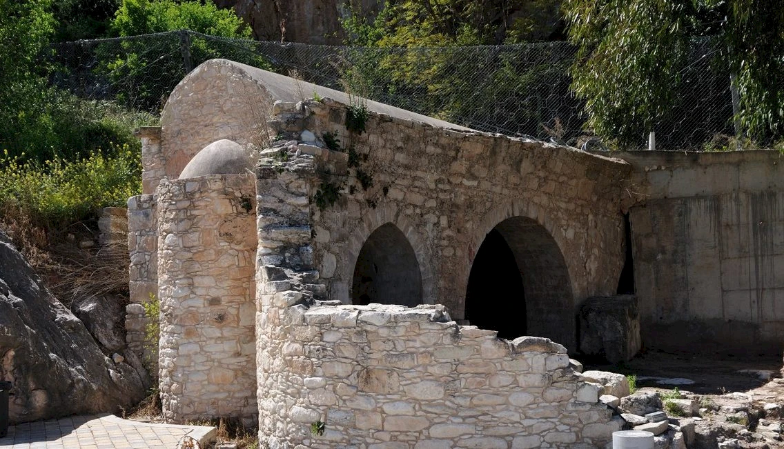 Episkopi kayası yanındaki Aziz Hilarion Kilisesi
