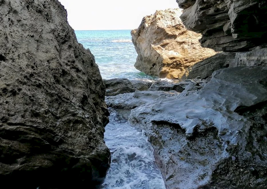 Скалы и море в Dragon’s Cave